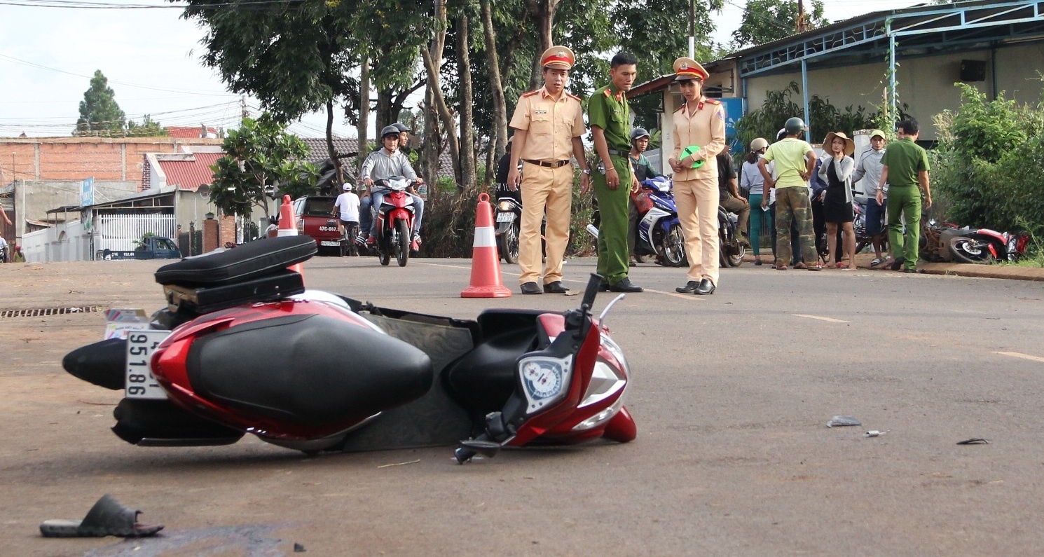 2 xe may tong nhau, mot nguoi tu vong hinh anh
