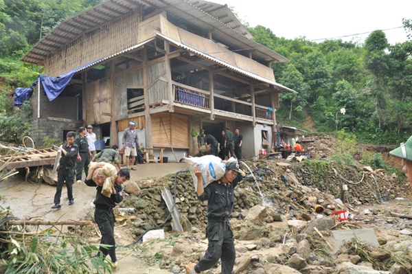 'Sau tieng no, chung toi boi dat tim con' hinh anh