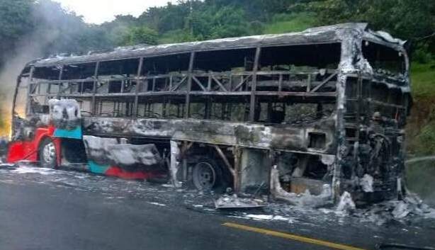 Hang chuc hanh khach thoat chet tren oto boc chay hinh anh