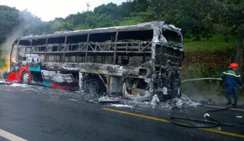 Chay xe khach giua dem anh 1