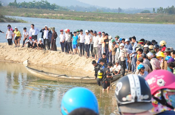 Ba hoc sinh bi duoi nuoc khi tam ho hinh anh