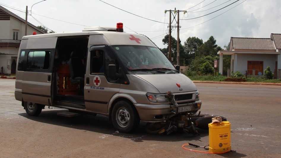 Oto cho quan tai tong xe may hai nguoi nhap vien hinh anh