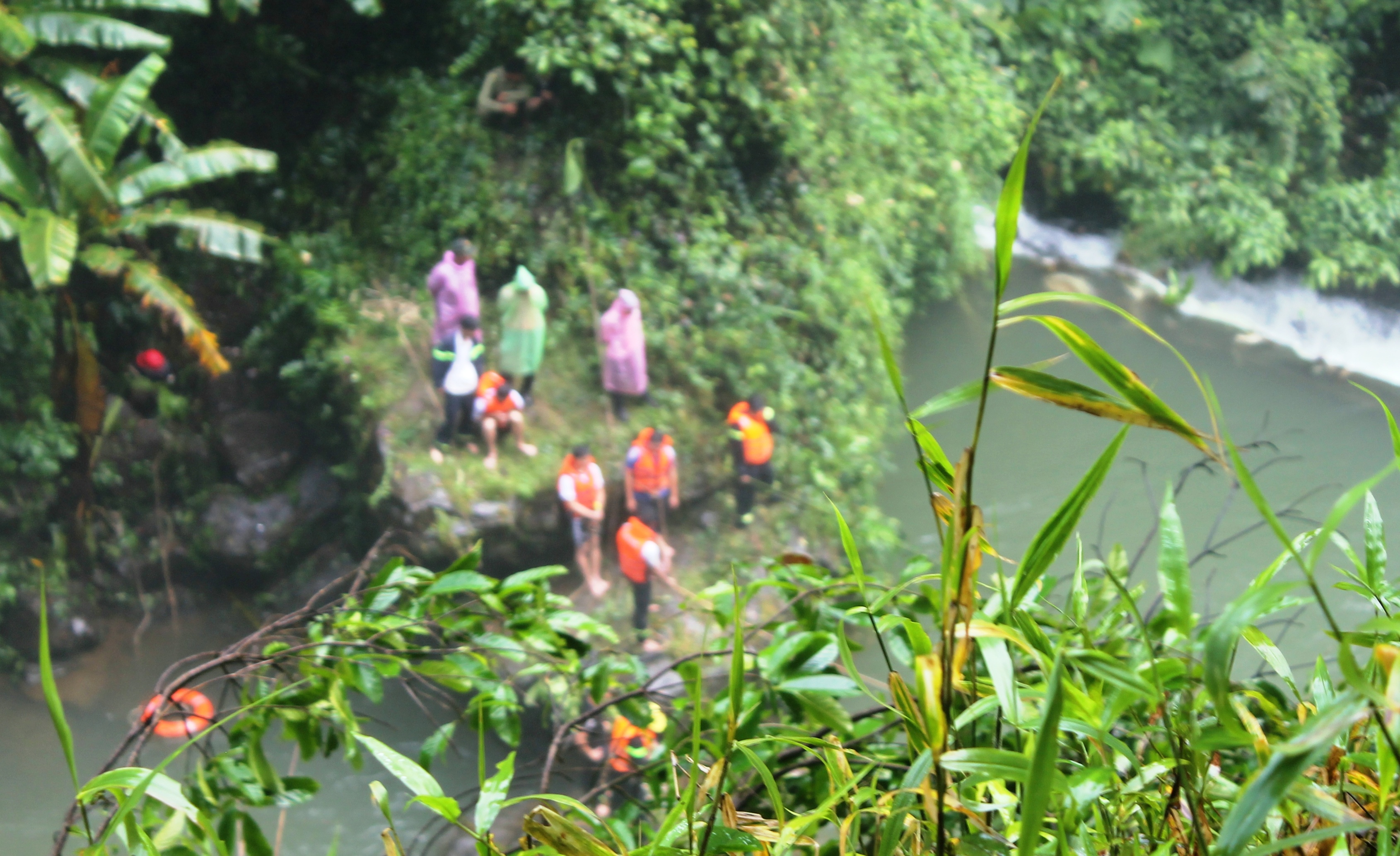 Hang chuc nguoi tim du khach roi xuong thac Dam B'ri hinh anh