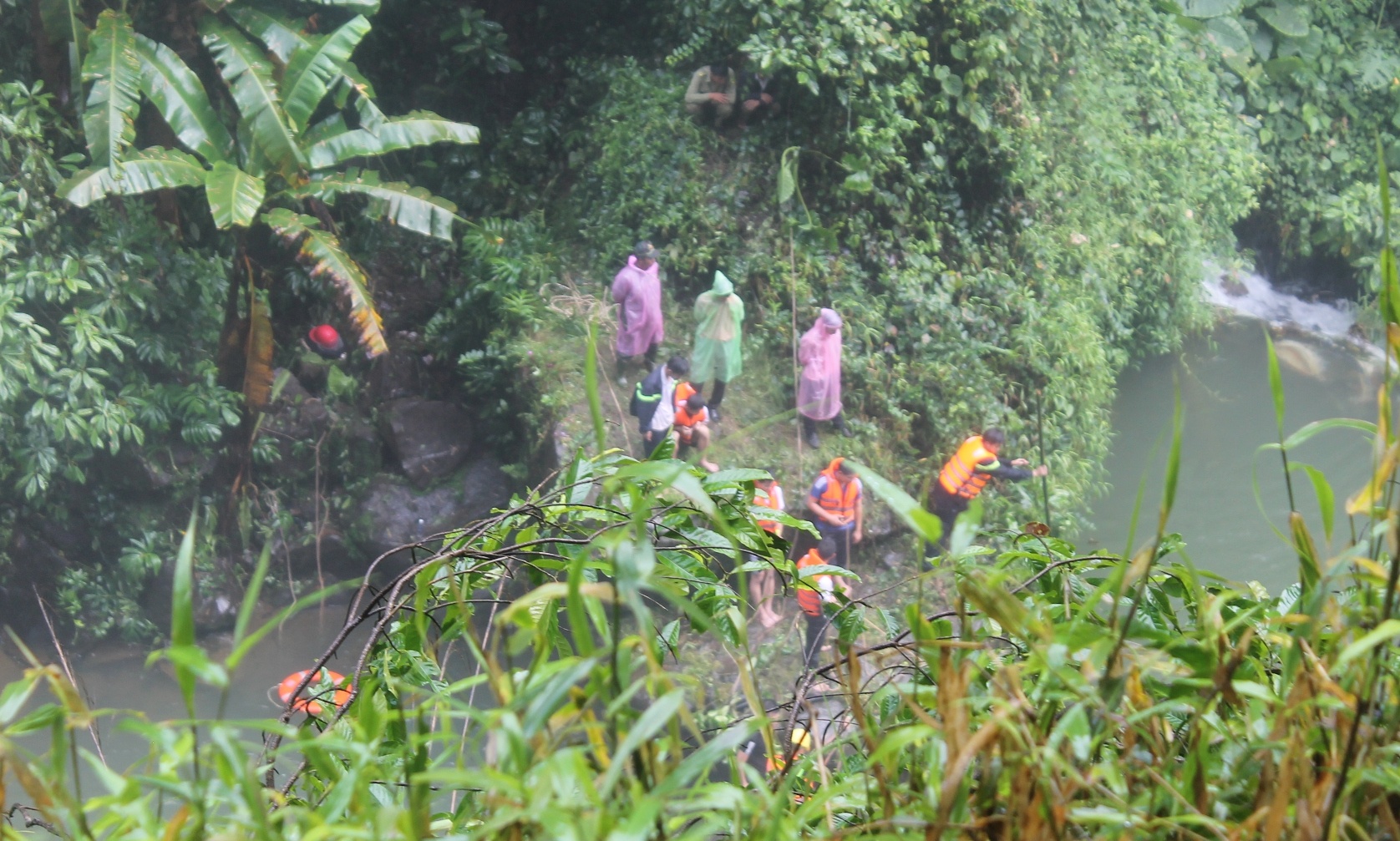 Thi the nam thanh nien ket trong hoc da o thac Dam B'ri hinh anh