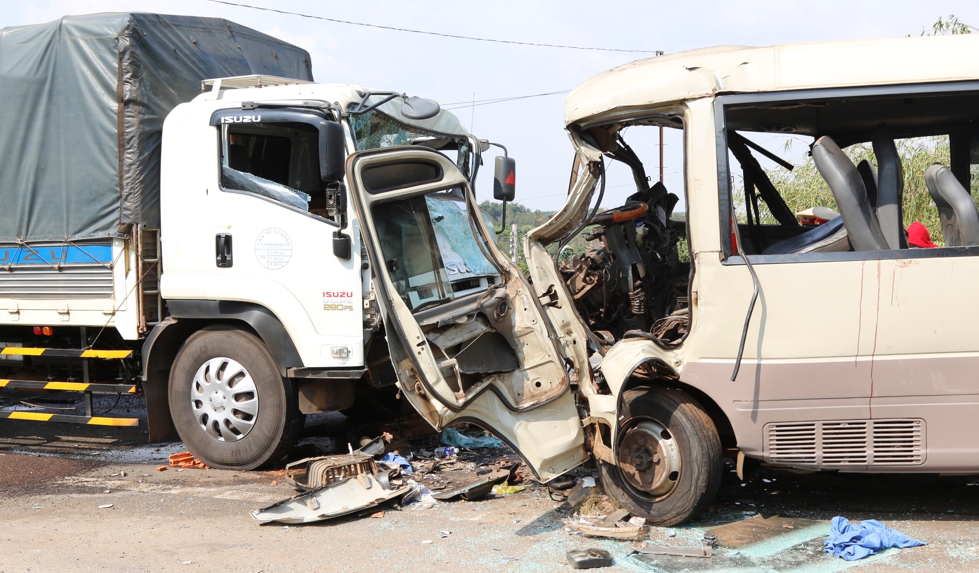 Phu xe khong bang lai dieu khien oto gay tai nan hinh anh