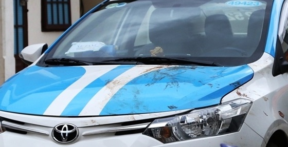 Nu du khach bam nap capo taxi doi tai san hinh anh