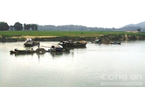 Cong an xa bi danh gay chan khi bat cat tac hinh anh