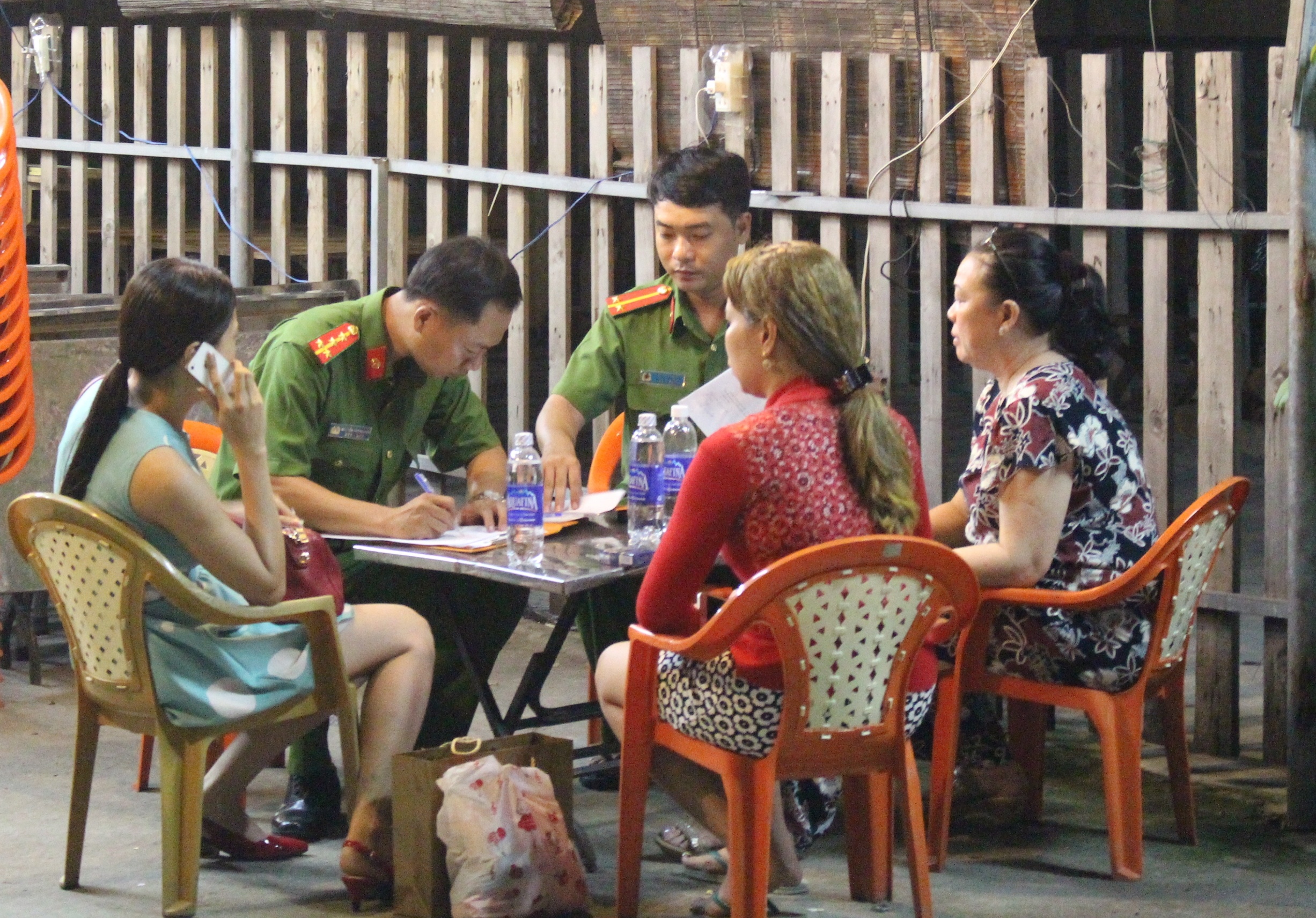 Dam chet nguoi tinh vi coi ao cho nguoi khac xam hinh hinh anh