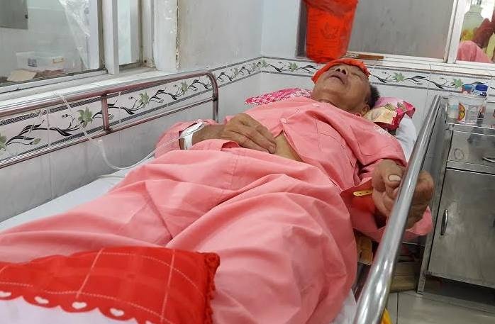 Gia dinh con dau danh cha chong chan thuong so nao hinh anh