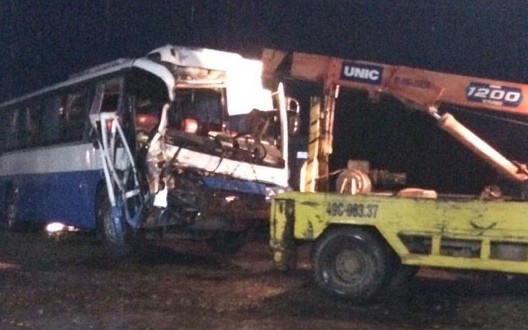 Xe tai cuu xe khach mat thang khong dam xuong vuc hinh anh