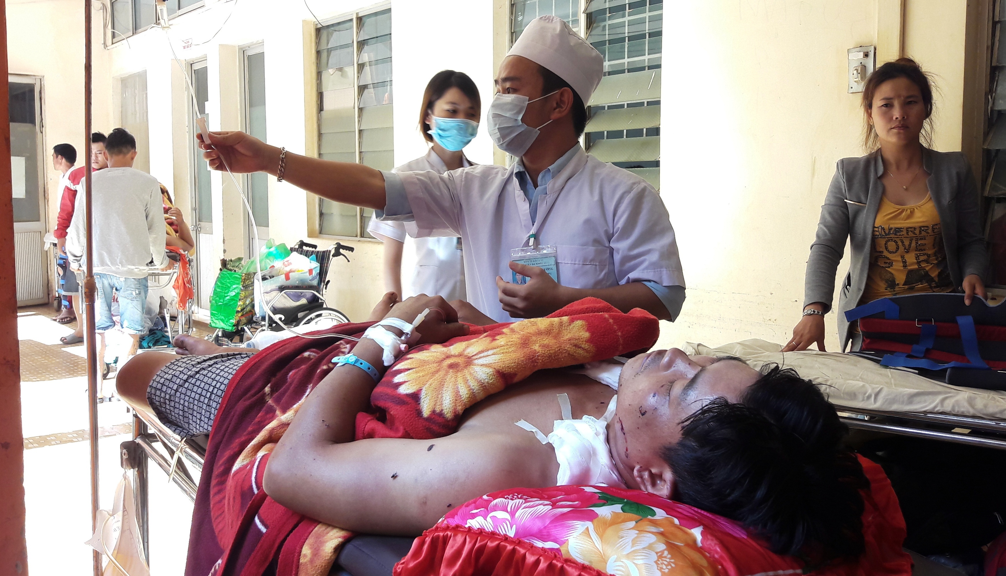 Hai thanh nien bi thuong nang khi cua bom hinh anh