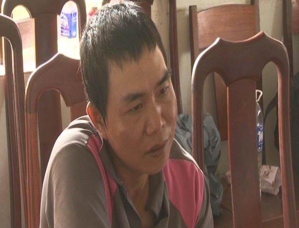 Thanh nien co 3 tien an di moc tui tren xe buyt hinh anh