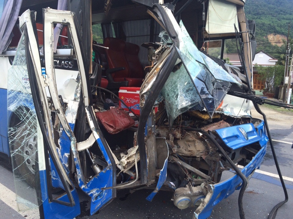 Cong an noi xe tai chay sau oto khach la khong chinh xac hinh anh