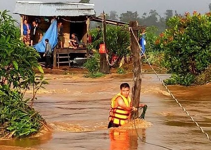 Giai cuu 6 nguoi bi lu co lap trong dem hinh anh