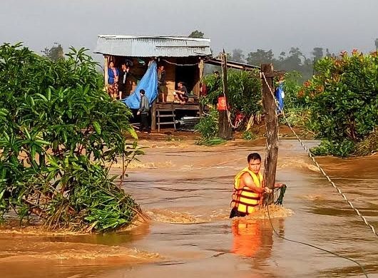 Giai cuu 6 nguoi bi lu co lap anh 1