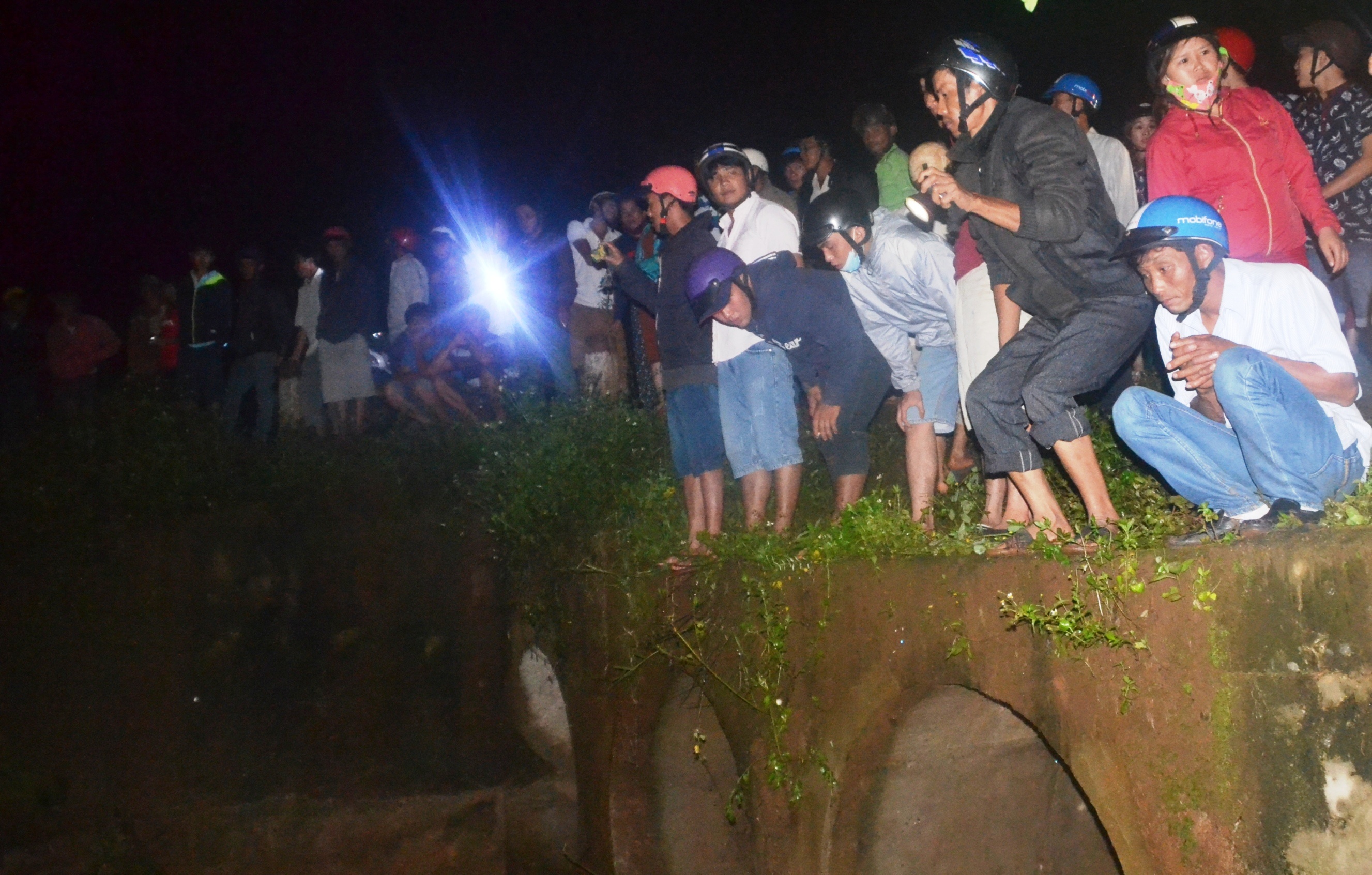 Thieu nu bi nuoc cuon troi khi di sinh nhat ban hinh anh