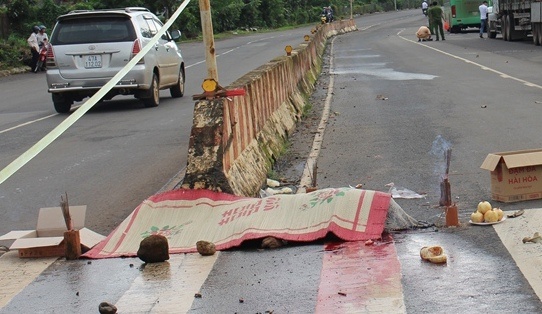 Vuong day cap, phu xe dap dau xuong dat tu vong hinh anh