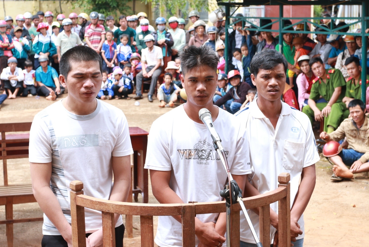 Khong doi mu bao hiem, ba thanh nien tan cong CSGT hinh anh