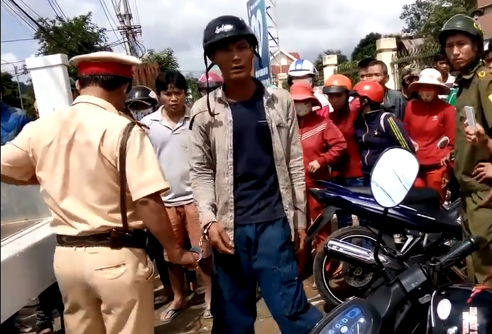 Người vi phạm bị CSGT còng ảnh 1 Nguoi vi pham bi CSGT cong anh 1