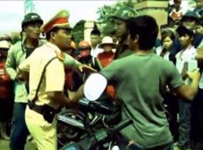 CSGT cong tay nguoi vi pham giao thong hinh anh