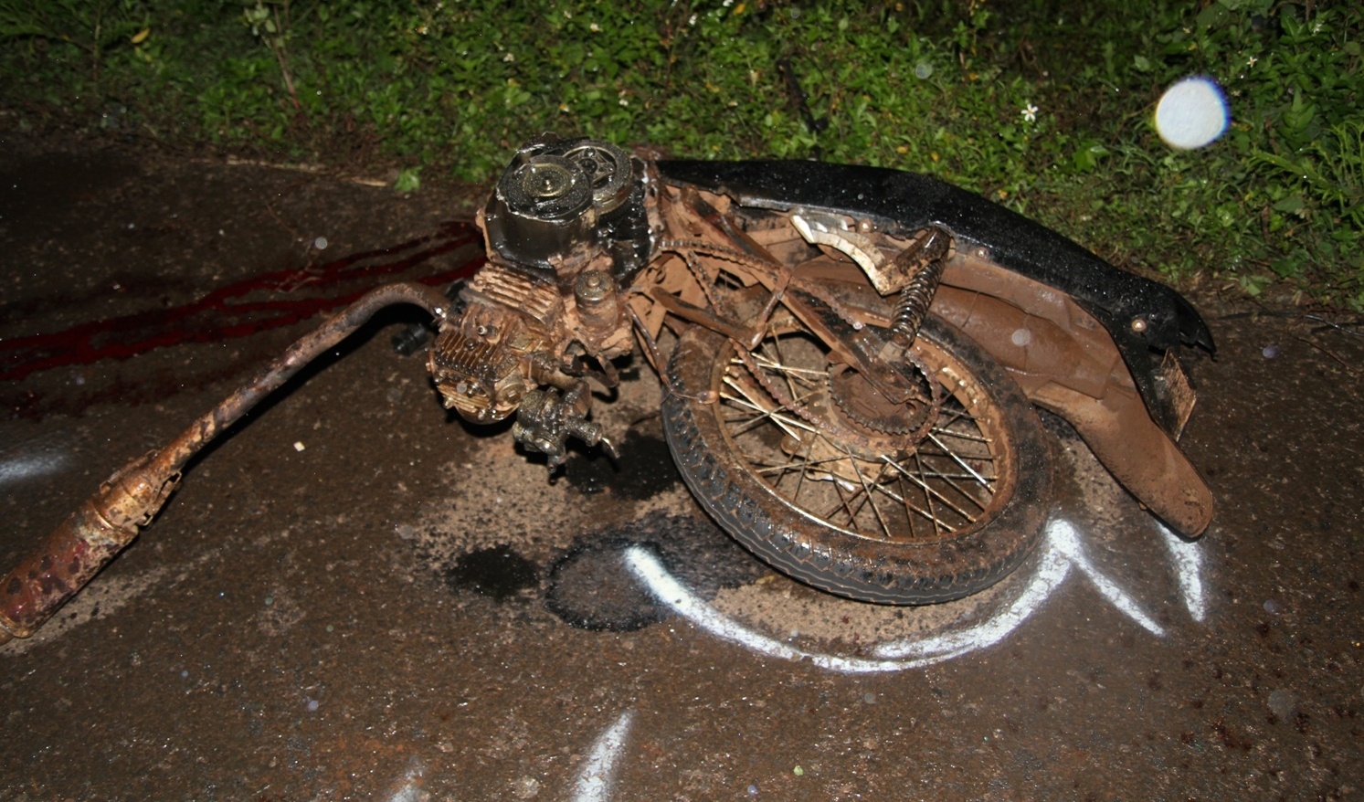 Xe may gay doi, hai thanh nien tu vong sau tai nan hinh anh