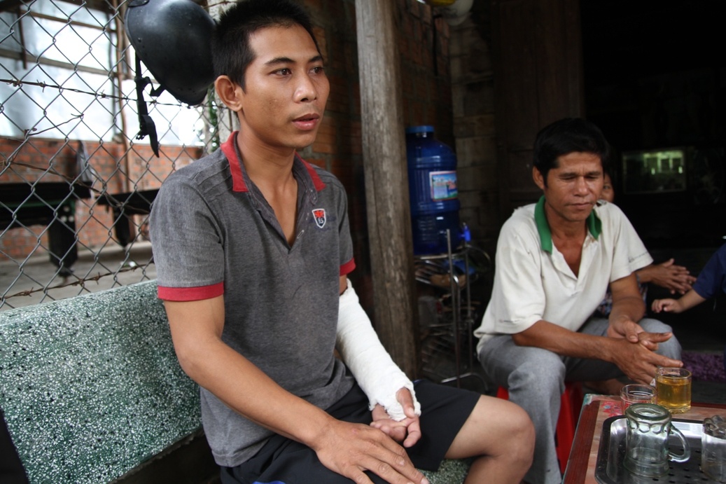 Thanh nien to bi cong an danh trong thuong vi nghi trom xe hinh anh