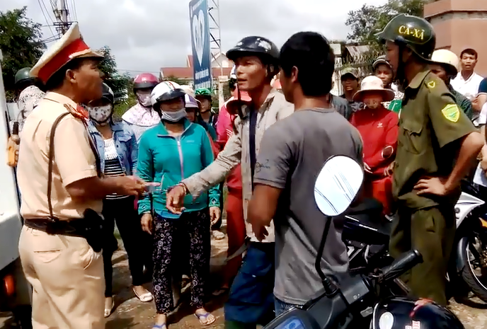 CSGT cong tay nguoi vi pham vi chong doi hinh anh