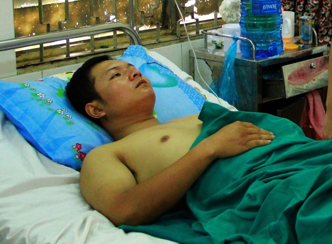 CSGT bi thanh nien nem da be xuong banh che hinh anh