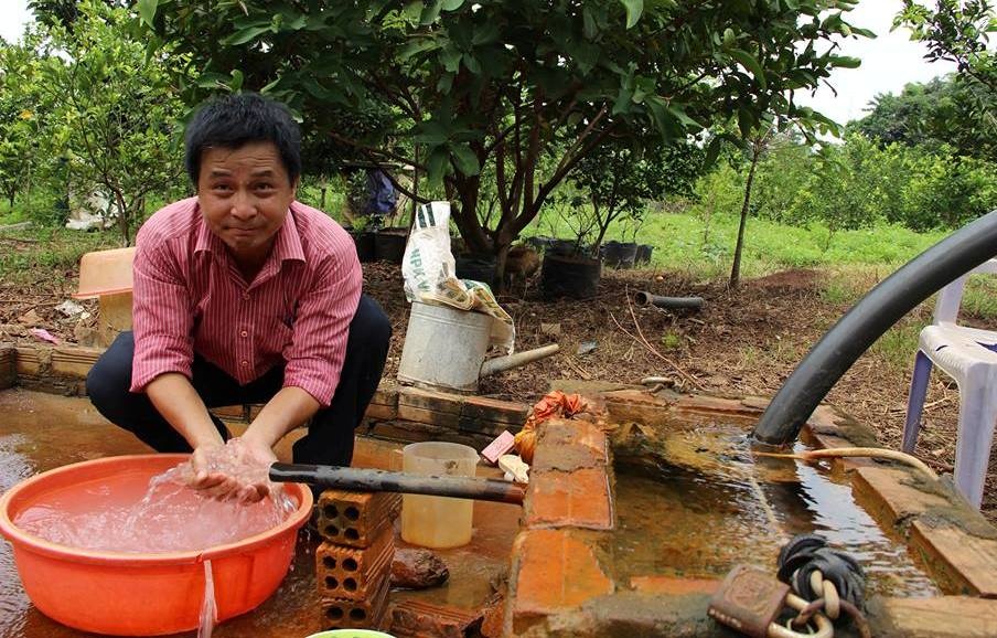 Gieng tu phun nuoc quanh nam hinh anh