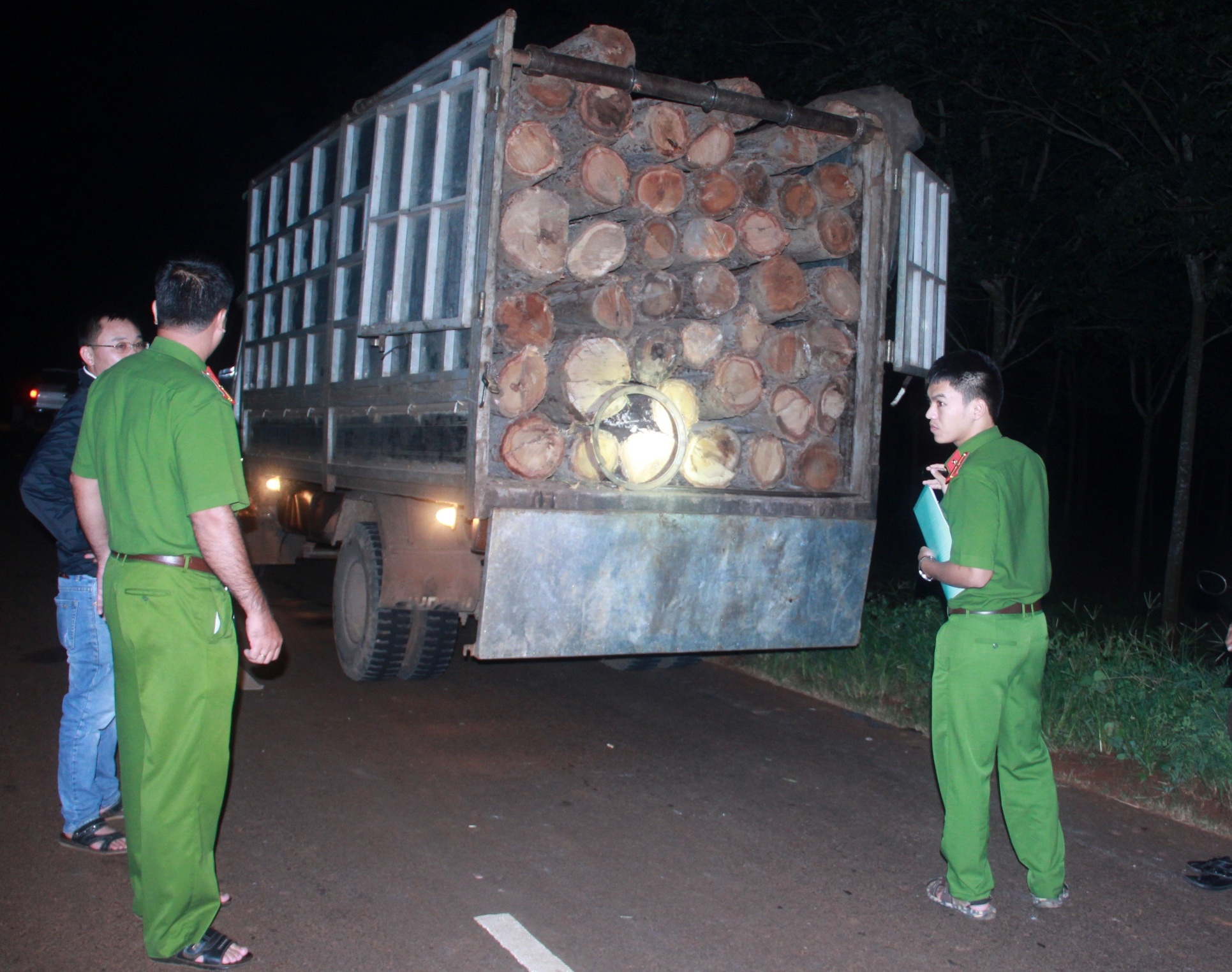 Dan chan xe go lau nhung kiem lam khong toi hinh anh