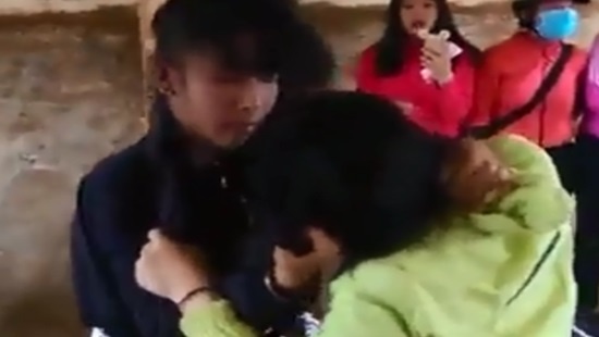 Hai nu sinh danh nhau trong tieng reo ho, vo tay cua ban hinh anh