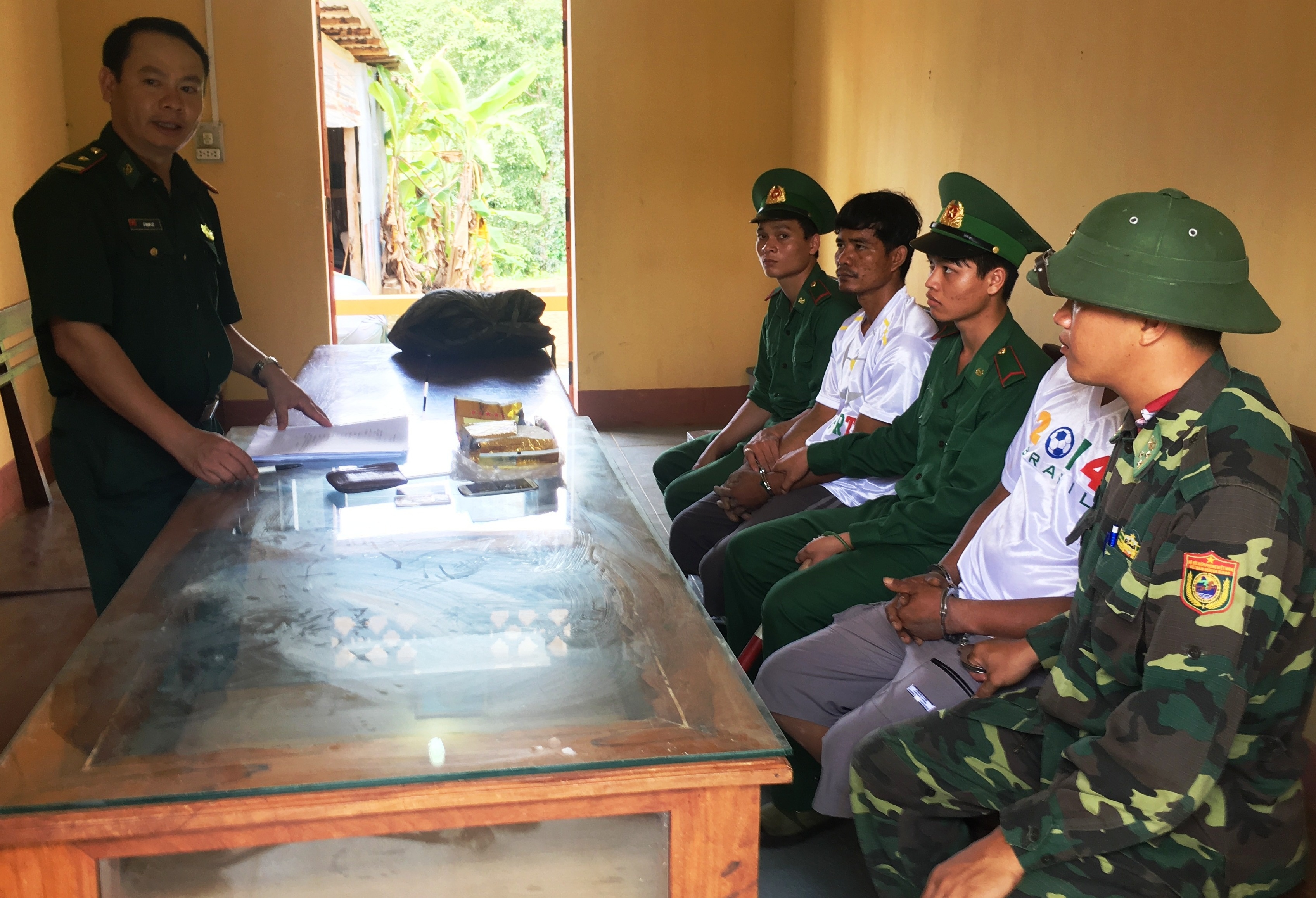 Bat 2 thanh nien Campuchia mang 1 kg ma tuy vao Viet Nam hinh anh