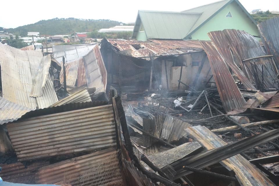 Hỏa hoạn thiêu rụi căn nhà ảnh 1 Hoa hoan thieu rui can nha anh 1