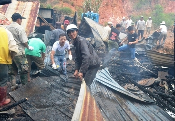 Hang chuc nguoi bat luc nhin lua thieu rui can nha hinh anh