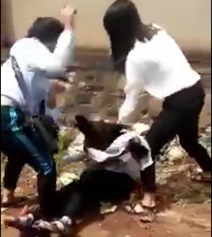 Nu sinh danh nhau anh 1