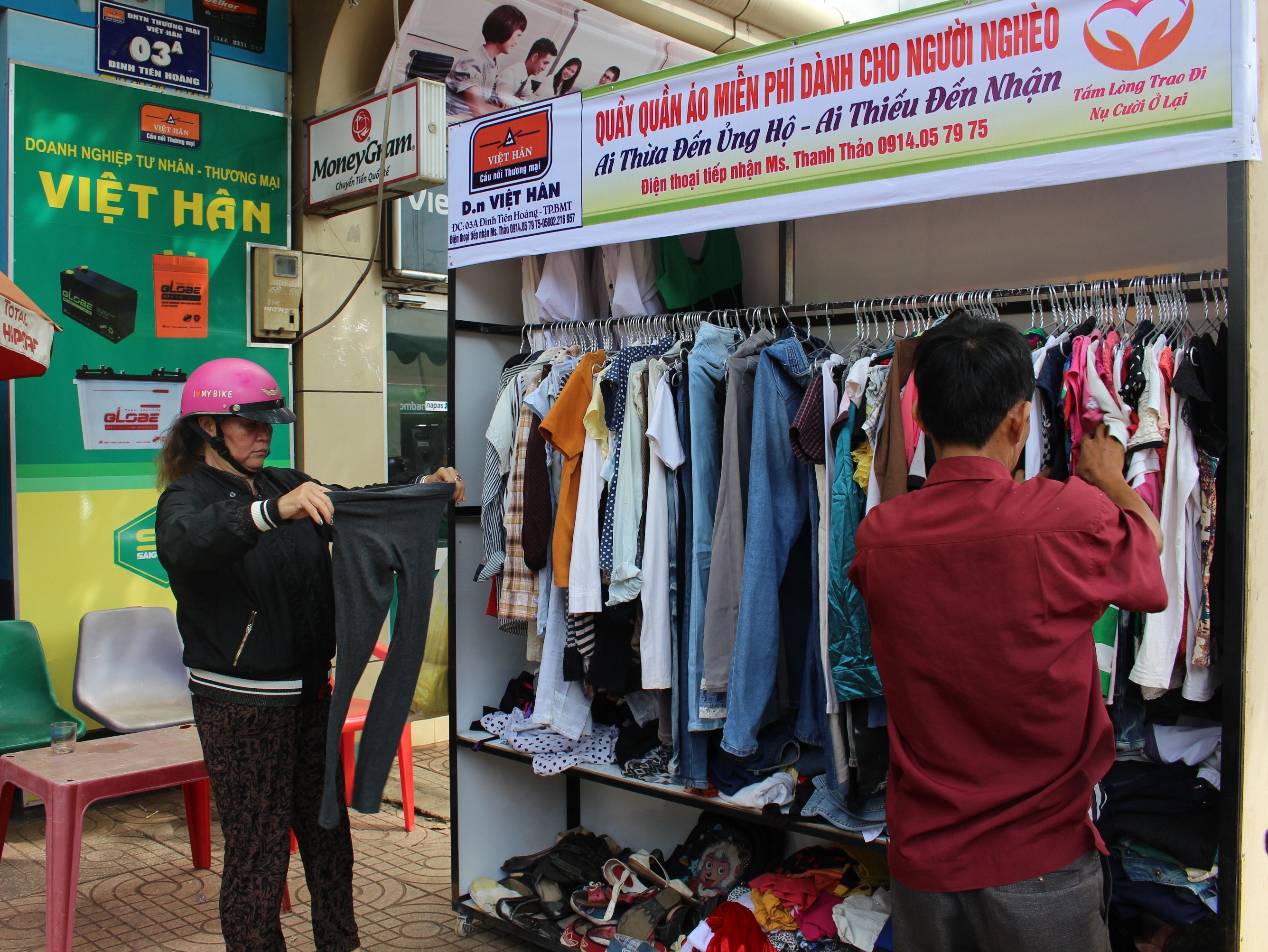 Quay quan ao mien phi cho nguoi ngheo hinh anh