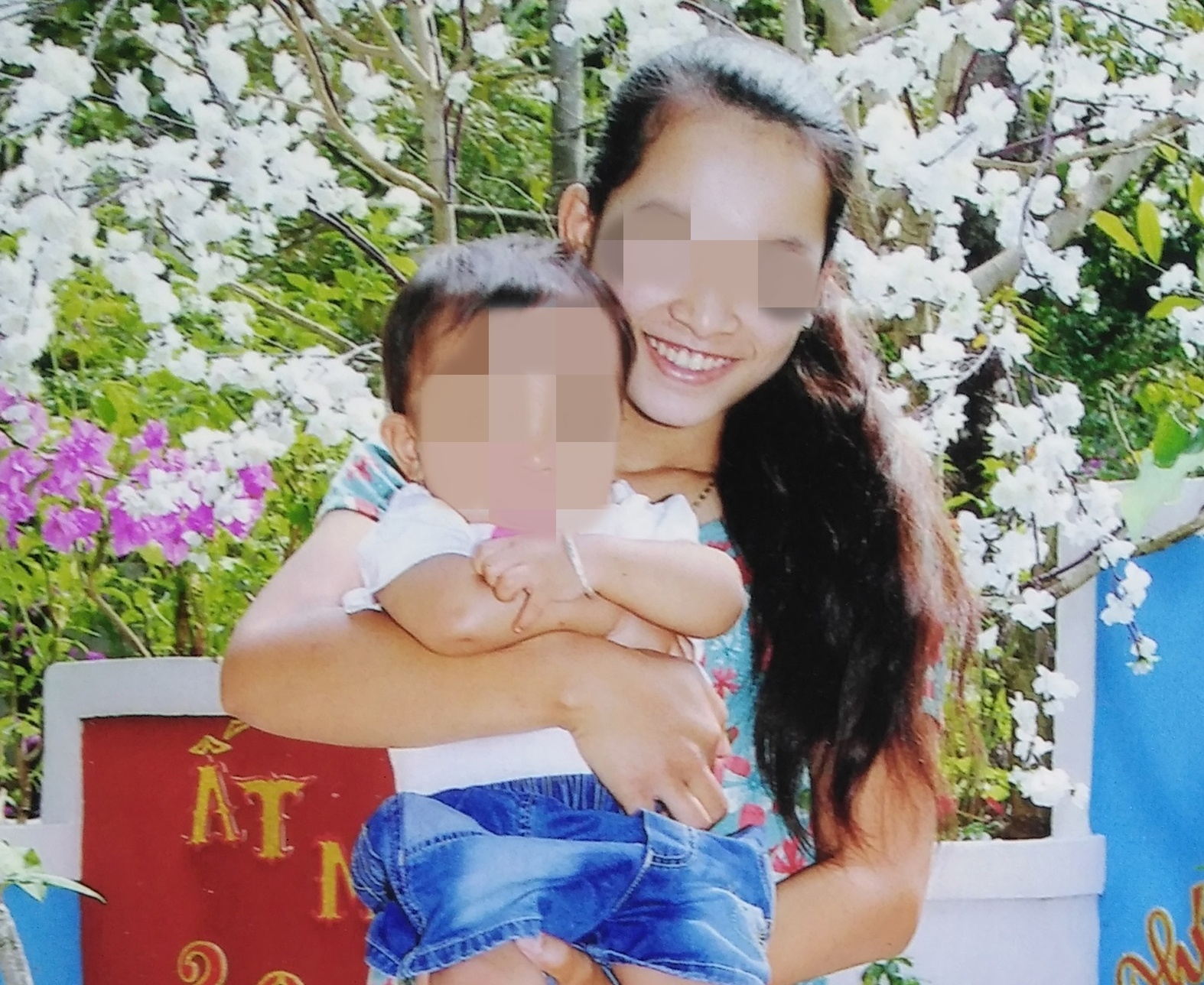 Co gai cam xe may roi mat tich bi an hinh anh