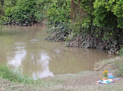 Ba lao nghi bi nga xuong suoi tu vong khi di tham con hinh anh
