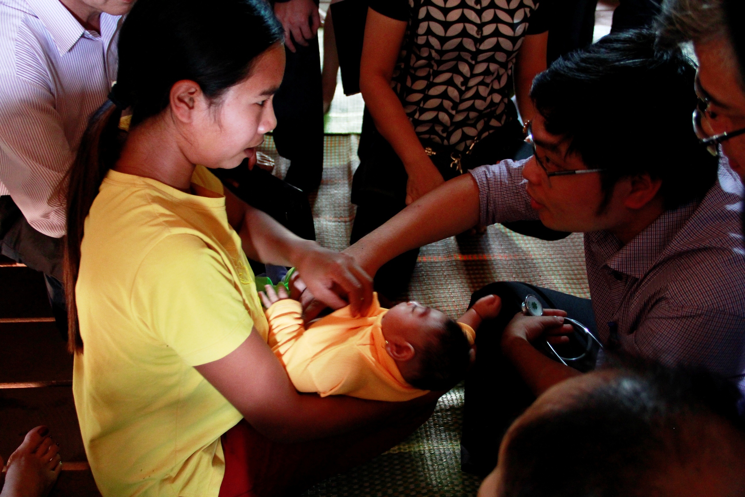 Giao su Nhat Ban kiem tra tat dau nho cua chau be o Dak Lak hinh anh