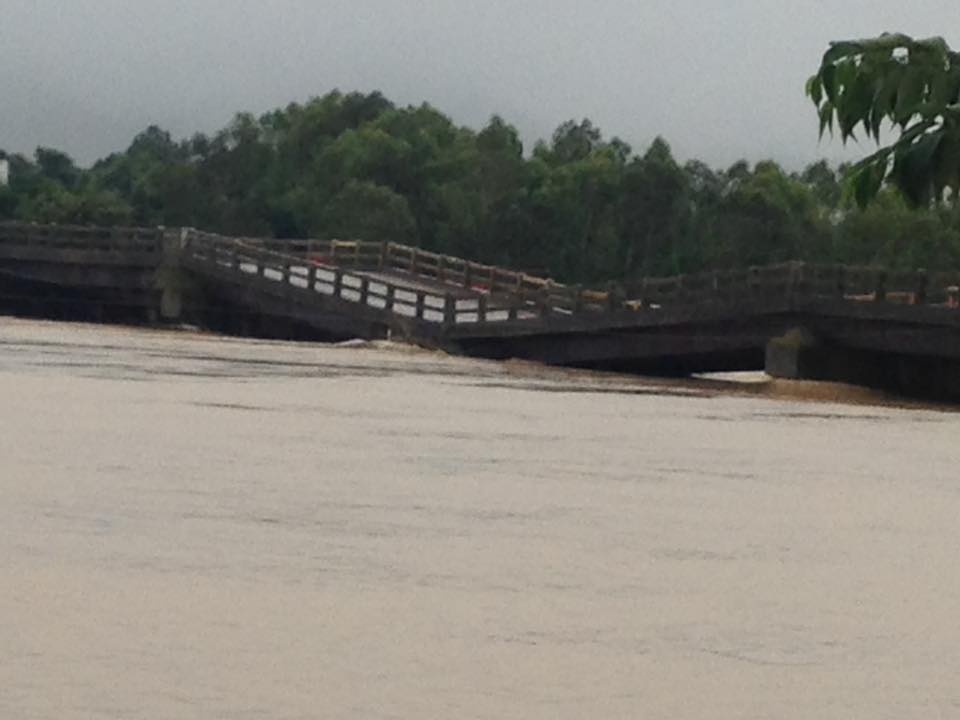 Bay can bo bi lat ca no khi giup dan trong lu hinh anh