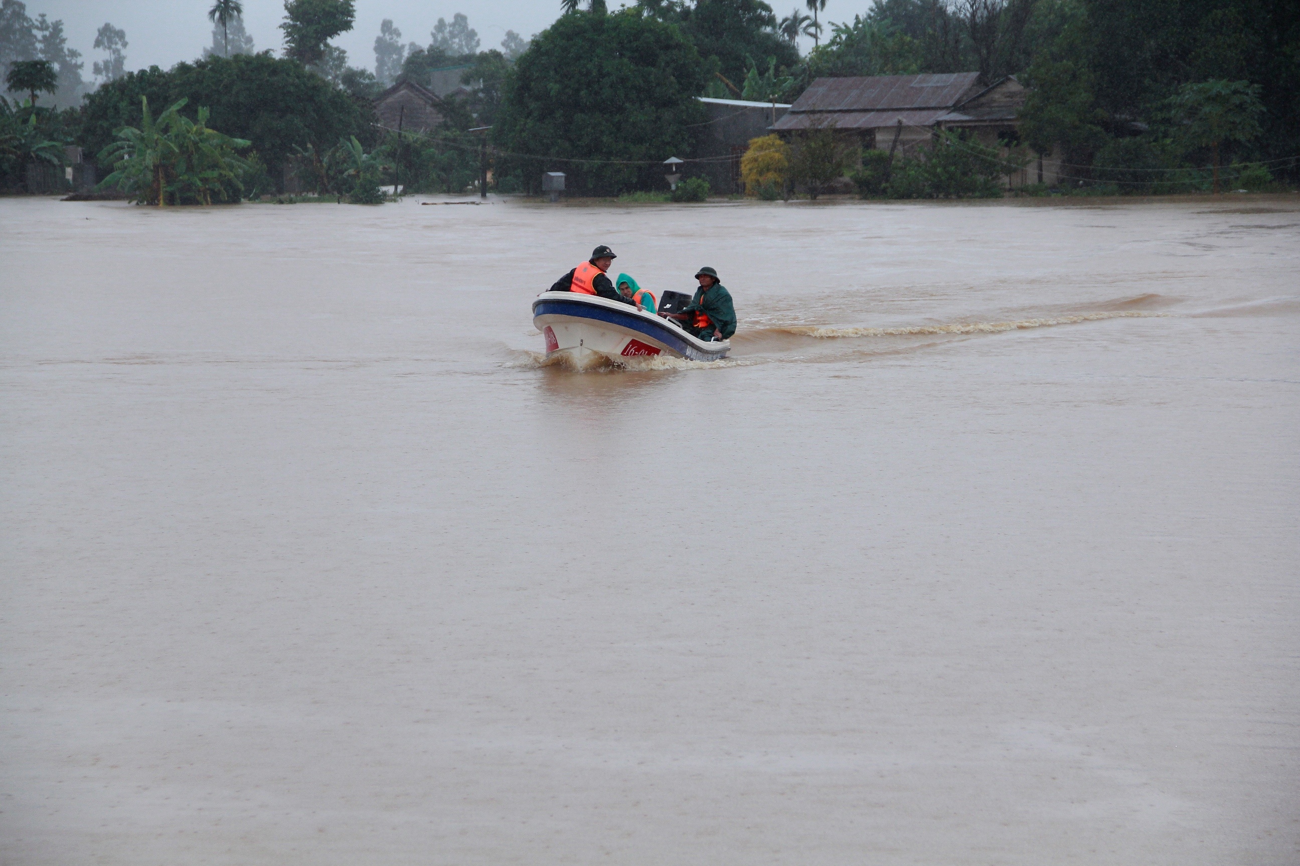 Dak Lak di doi hon 2.000 dan len cao tranh lu hinh anh