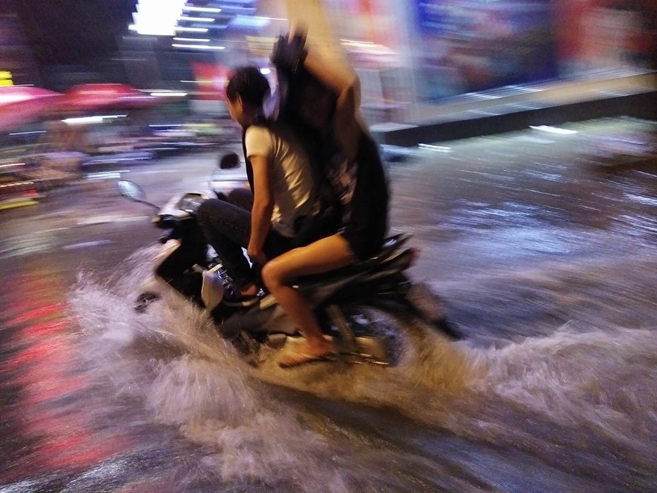 Nhieu tuyen duong Sai Gon ngap vi mua lon trong dem hinh anh