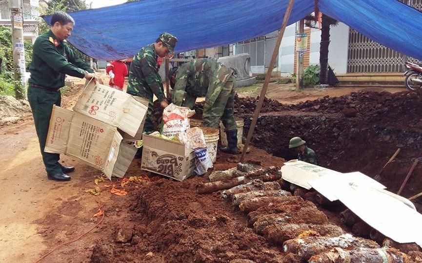 Nhiều quả đạn pháo dưới lòng đất ảnh 1 Nhieu qua dan phao duoi long dat anh 1