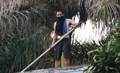 Thanh nien ngao da co thu tren mai nha 3 gio hinh anh