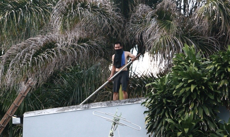 Thanh nien ngao da thu tren mai nha anh 1