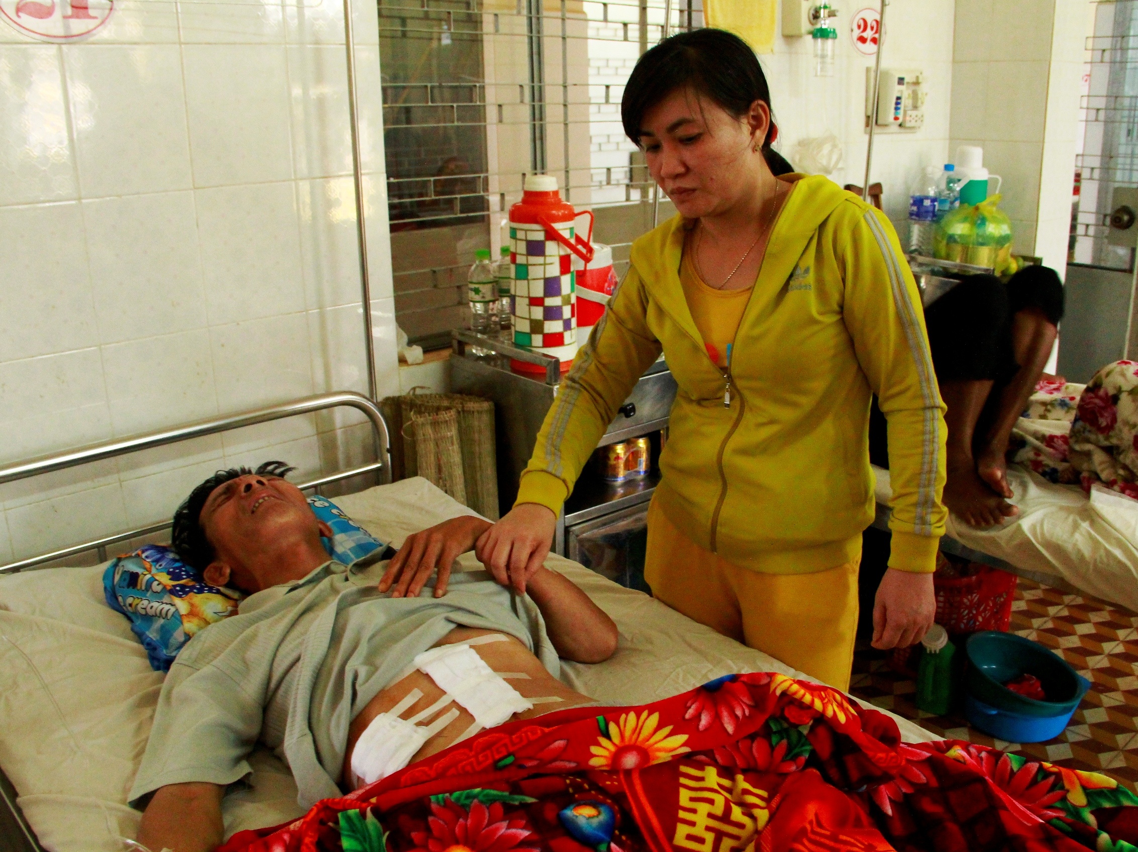 Tu dam vao bung roi tao hien truong gia vu cuop 50 trieu hinh anh