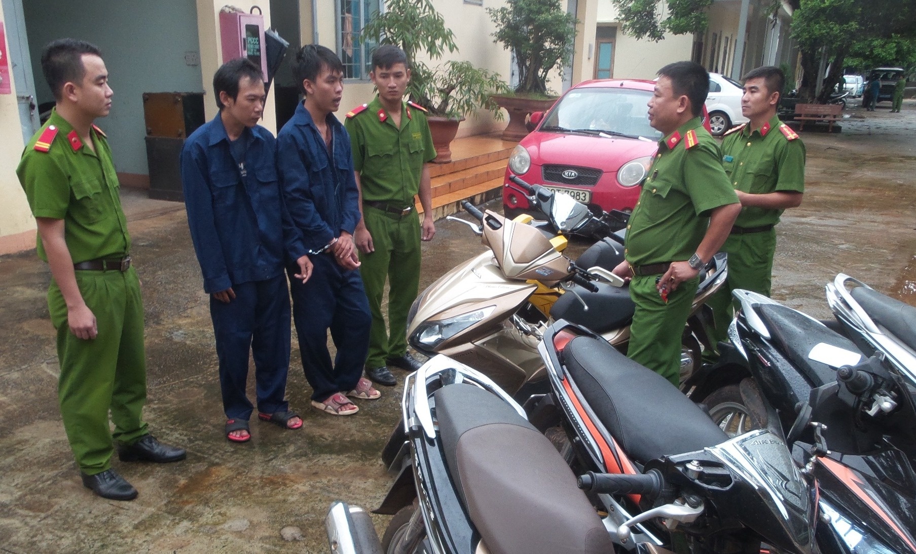 Hai anh em ruot dot nhap day tro trom xe SH hinh anh