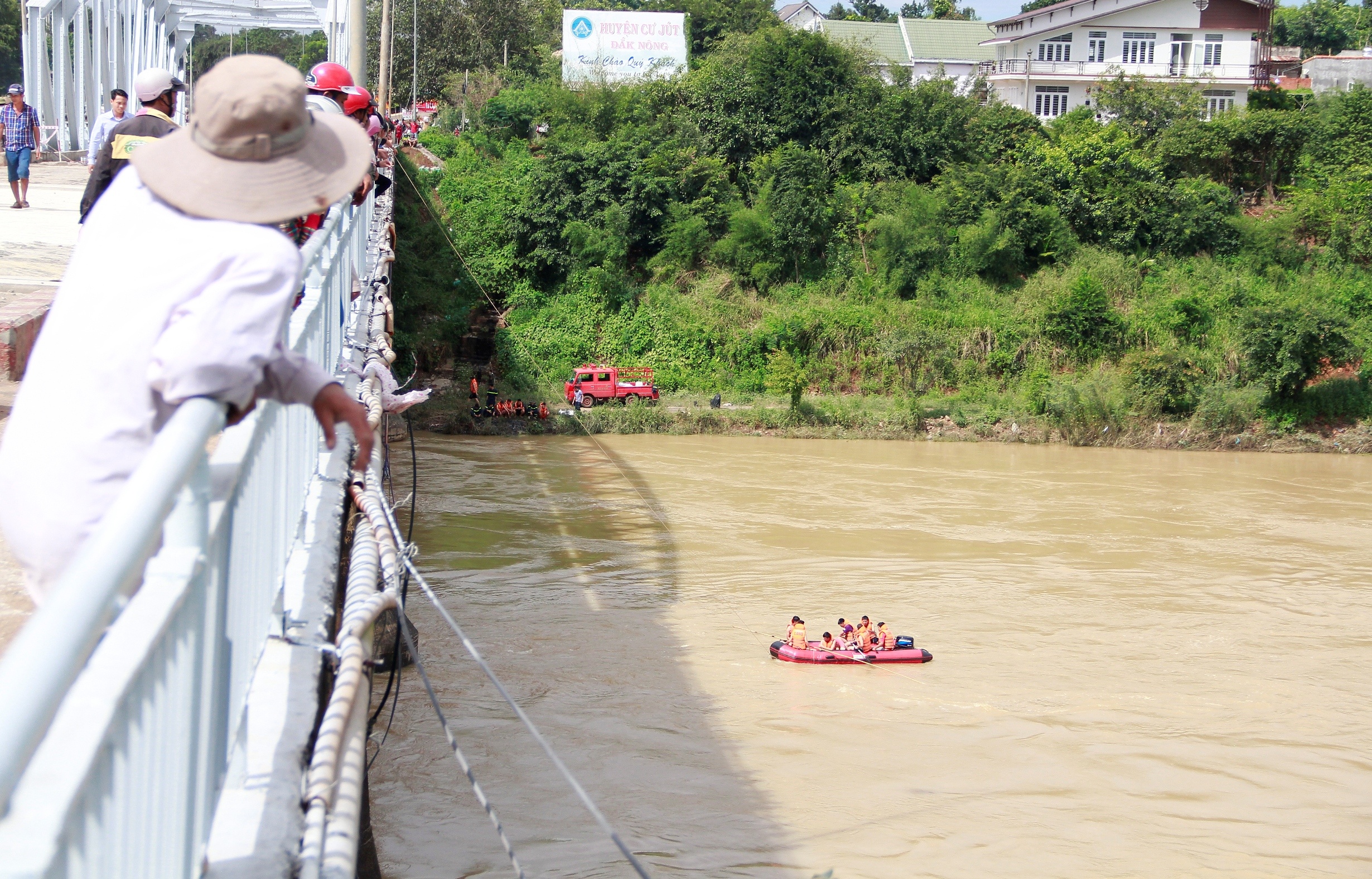 De lai oto cung thu tuyet menh, nguoi dan ong nhay cau tu tu hinh anh