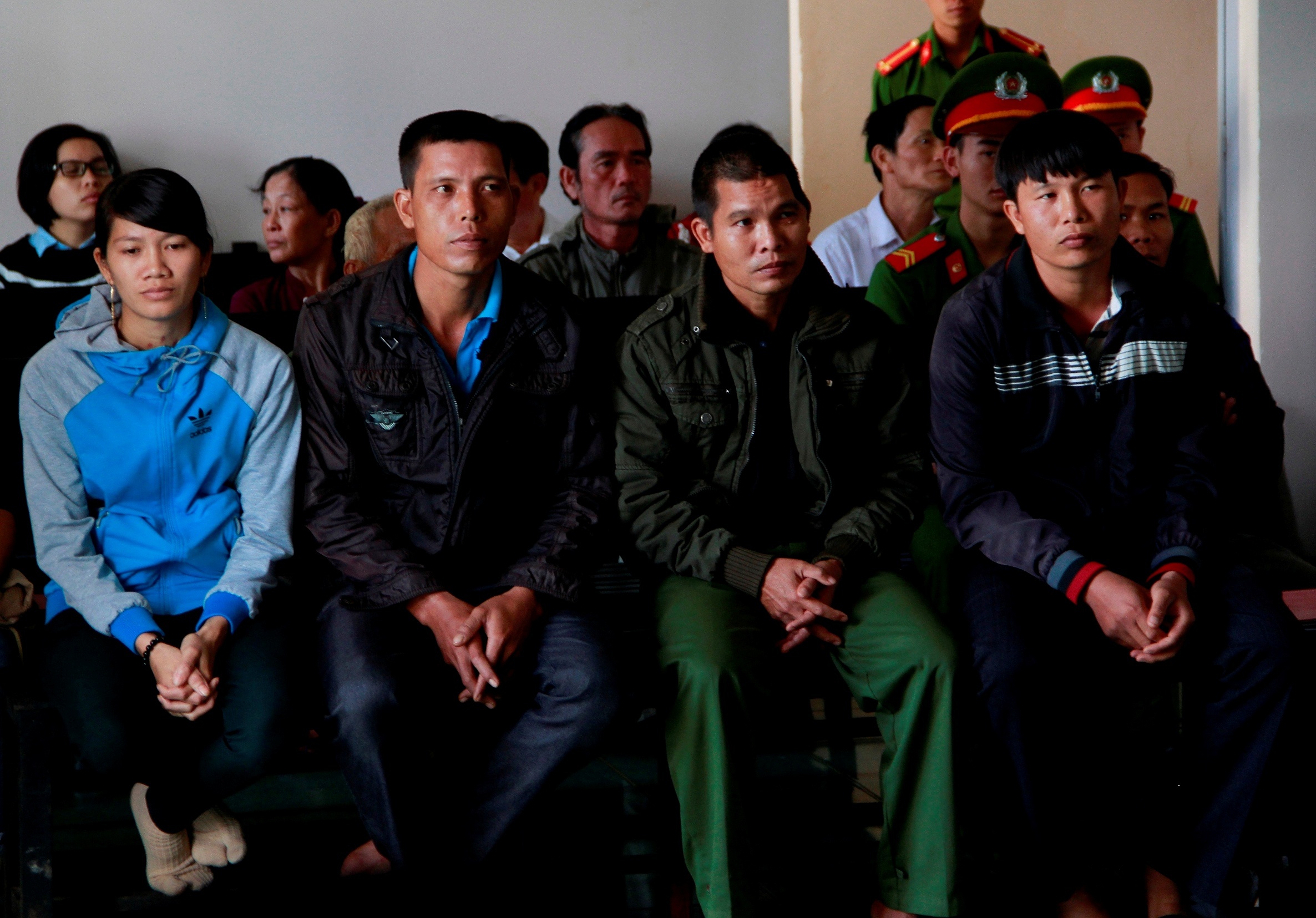 Bao ve cong ty long son danh nguoi anh 2