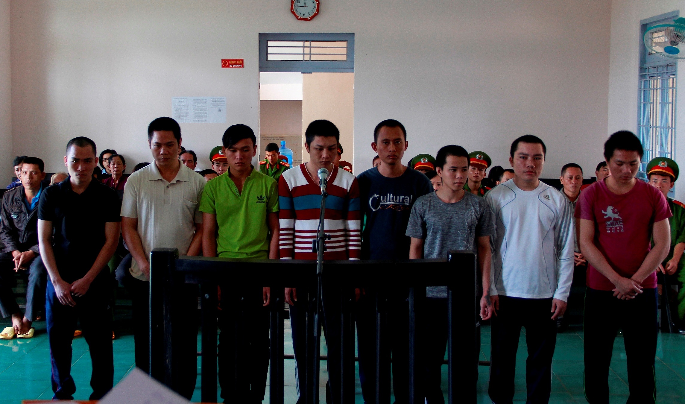 Bao ve cong ty long son danh nguoi anh 1